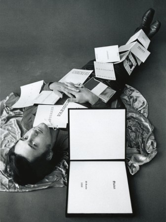 Ed Ruscha with some of his publications, 1971(Foto: Jerry McMillan, © Courtesy Ed Ruscha und Gagosian Gallery)
