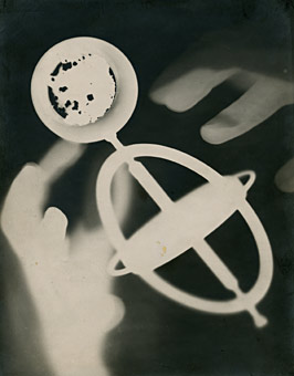 Man Ray, Rayogram, Paris, 1922, © Man Ray Trust, Paris / VBK Wien, 2011