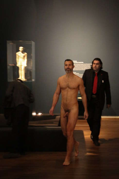 what a shame! – Spontaneous nudism of exhibition vistor gets prevented by Leopold Museum. (Sat, 8.12.2012) Leopold Museum: Nackte Männer. Von 1800 bis Heute | 19.10.2012 – 28.01.2013 | esel.cc/nackte_maenner | Foto: eSeL.at