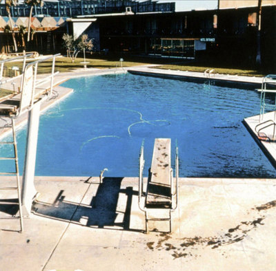 Ed Ruscha: Nine Swimming Pools, 1968 (Fotonachweis: http://patriciafortunato.tumblr.com/post/24217414704/nine-swimming-pools-and-a-broken-glass-ed-ruscha)