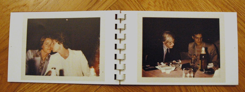 Book #130, 1972, Polacolor Type 108. Links: Jed Johnson and François-Marie Banier, rechts: Andy Warhol und Thadée Klossowski (Foto: Marlene Obermayer)