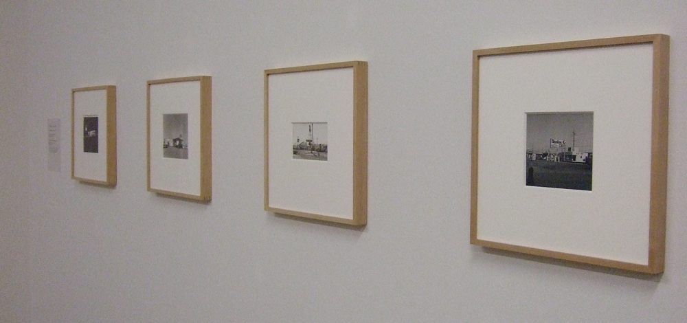 Abzüge der Twentysix Gasoline Stations im Kunstmuseum Basel | Ed Ruscha. Los Angeles Apartments. 