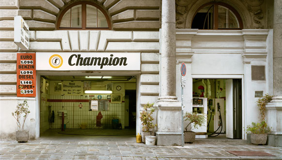 Stefan Oláh und Sebastian Hackenschmidt | Sechsundzwanzig Wiener Tankstellen, 2010