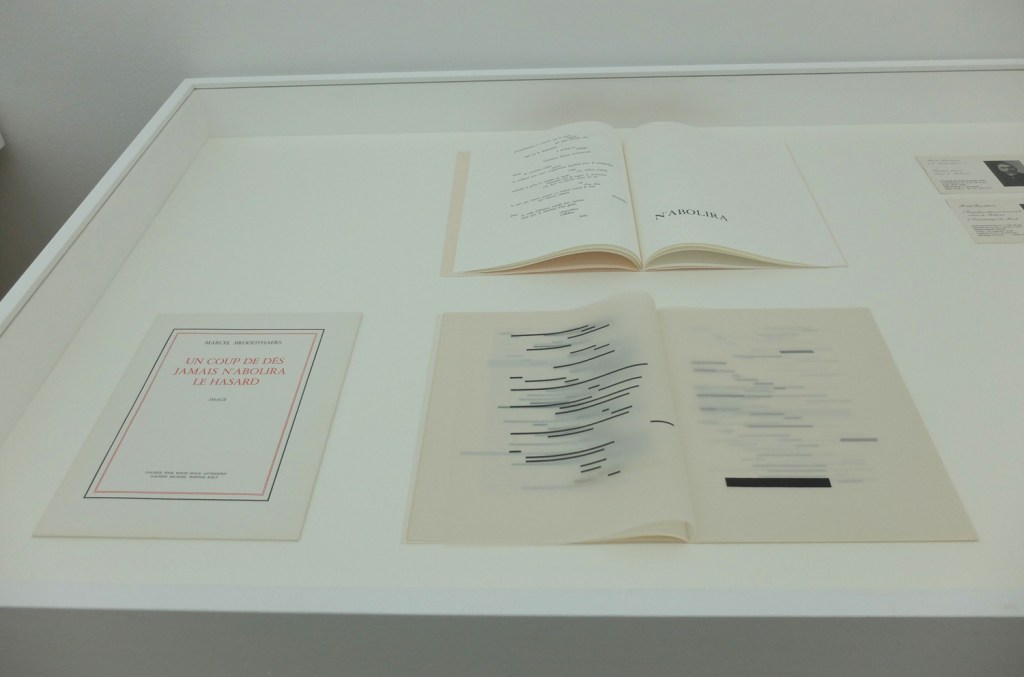 Ausstellungsansicht mumok: Künstlerbuch | Artists' book: Marcel Broodthaers. UN COUP DE DÉS JAMAIS N’ABOLIRA LE HASARD. Image, 1969