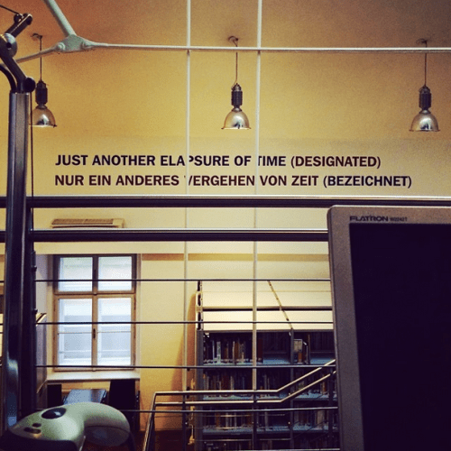 Text-installation: Lawrence Weiner, JUST ANOTHER ELAPSURE OF TIME (DESIGNATED) - NUR EIN ANDERES VERGEHEN VON ZEIT (BEZEICHNET), 1989